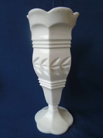 Retro  asztali váza igen vastagfalú  tejüvegből, magassága 21  cm