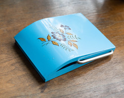 Retro wc papír tartó virág mintával, kék zománcos - Fémipari Szövetkezet Szombathely
