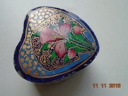 KASHMIRI Kézzel készített,arany és virágmintákkal festett, szív alakú lakk ékszertartó