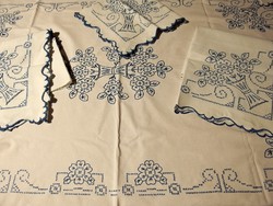 4 db-os garnitúra: nagyon régi virágkosár mintával kézzel hímzett vászon terítő, falvédő