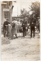 Pécs útjelzőtábla felállítása rendőrökkel 1930 körül
