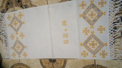  Hímzett  maderiás vászon terítő 110*47 cm