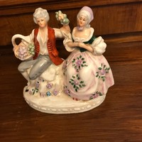 Antik vitrinben tartott barokk porcelán pár.