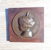 Edvi Illés György 1940 Judit feliratú portré, bronz plakett fa talpon