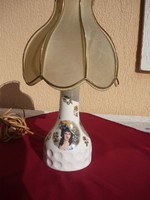 Kalapos hölgyekkel díszített Német Edelstein porcelán asztali lámpa:  42 cm magas.