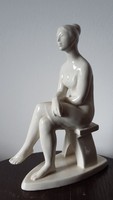 ​Lajos József: Ülő lány, képcsarnokos szobor