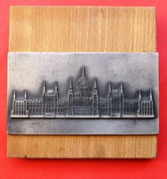 Parlament, országháza fém plakett falapon,12 x 12x1,5cm a falap, plakett 12x6,5 cm
