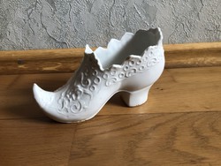 Fehér kis porcelán cipő alakú kaspó ?