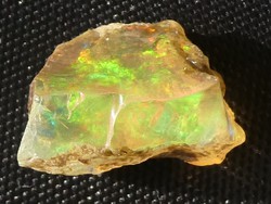 Természetes Etióp Opál mintadarab. 1,16 gramm ékszeralapanyag, zöld-sárga csillámokkal.