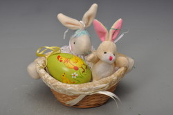 Husvéti asztalközép, dekoráció, nyuszis kosárka, felakasztható tojás és kisnyuszival.