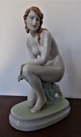Zsolnay porcelán szobor, " Térdelő női akt ",különösen szép arcfestéssel
