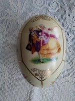Régi krémszínű porcelán tojás kézzel festett jelenettel, masszába nyomott számmal!