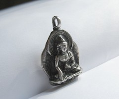 Gyógyító Buddha, ezüst medál