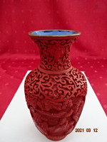 Tűzzománc belsejű réz váza, cinóberrel díszített, magassága 16,5 cm.