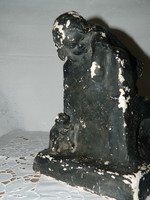 Antik Koncz '913 gipsz szobor:kislány széken.