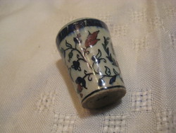 Zsolnay   antik , kupica  , kézi festésű ,  szignó az oldalán , de  nem jelzett az alja  5,5 cm