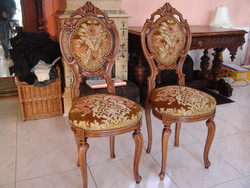 Kézzel faragott antik székek