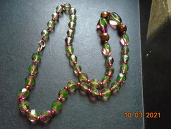 Fazettált lilás zöldes,arany színű nagyobb gyöngyökből és köztes kis  arany színű gyöngyökből nyakék