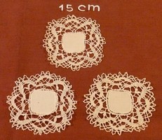 3 db kis fehér terítő, vitrin terítő  batiszt középpel, széles vert csipke szegéllyel, 15 cm