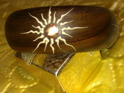 Gyönyörű fa kézműves karkötő karperec körben kézzel festett bronz Nap motívumokkal