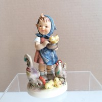 Hummel porcelán figura: Kislány a baromfiudvarban