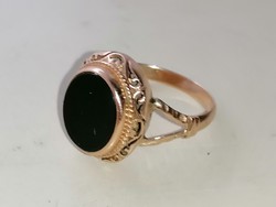 Arany gyűrű fekete onix kővel. 14 karátos Magyar (Lófejes penzverdei)