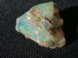 Természetes Etióp Opál ásvány. 1,7 gramm ékszeralapanyag, kék-zöld-sárga-narancssárga csillámokkal.