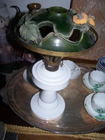 Antik szakított tejüveg. A lámpaernyő Murányi Éva műve.  Leveles-bogyós díszítésű, áttört, mázas ker