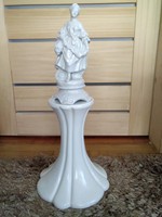 White ceramic pedestal with modern ribbed pattern!
