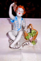 Meisseni (kardos jel) porcelán figura -Szöllő evő puttó 