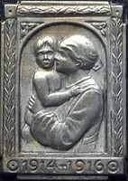 1914-1916 Anya gyermekével lemez jelvény kabát hajtűs, tű nélkül! mérete 21mmX30mm