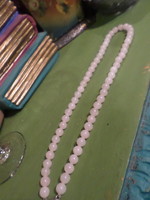 46 cm-es , rózsakvarc gyöngyökből álló nyaklánc .