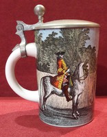 XVIII. századi katonákkal díszített porcelán ónfedeles kupa, korsó