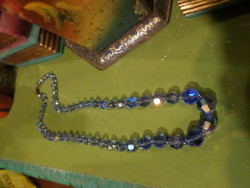60 cm-es , szépen csillogó , lüszteres , kék , kristálygyöngyökből álló , régi nyaklánc .