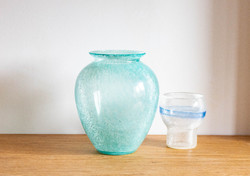 Retro karcagi (berekfürdői) fátyolüveg váza 30 cm, óriási türkiz kék repesztett üveg váza
