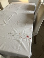 Nagy méretű asztalterítő krém alapon pasztell virágokkal dúsan hímzett 2,10*1,50m