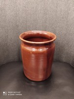 Barna, kerámia váza. Magassága:16 cm, a nyílás átmérője: 12 cm. Pici sérüléssel.