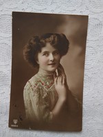 Antik, kézzel színezett, fotólap/képeslap hölgy csipke ruhában 1913