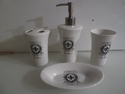 Porcelán - ÚJ - 4 db - os - fürdőszobai szett - pohár 2,5 dl - szappan tartó 16,5 x 10,5 cm