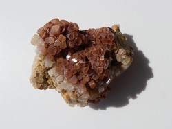 Természetes, kétszínű, álhatszöges Aragonit kristályok halmaza. Gyűjteményi ásvány. 74 gramm