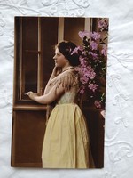 Antik kézzel színezett romantikus fotólap/képeslap hölgy az ablakban orgonával