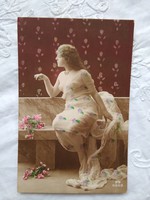 Antik olasz kézzel színezett, aranyozott erotikus fotólap/képeslap hölgy áttetsző ruhában, 1910-20