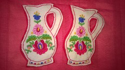2 Matyó embroidered jugs, wall decoration in a pair, 19 cm