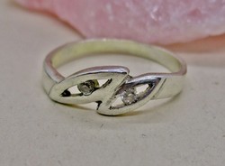Szépséges  ezüst gyűrű pici kövekkel