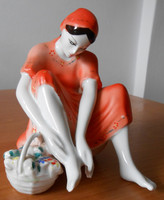 Porcelán lány piros ruhás kedves szobrocska