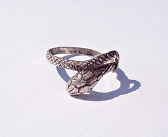 Kígyót mintázó gyűrű