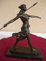 Egy gyönyörű Francia bronz szobor, A vadászó Diána  31 cm.