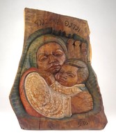 1E096 Anya gyermekével Székely fafaragás rovásírással és datálva