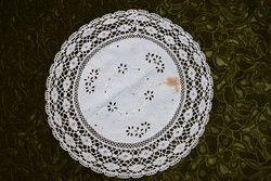 Madeirás madeira hímzés vert csipke kis terítő asztal közép szecessziós dekoráció 38,5 cm