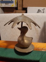 Csodás esernyős kacsa réz szobor